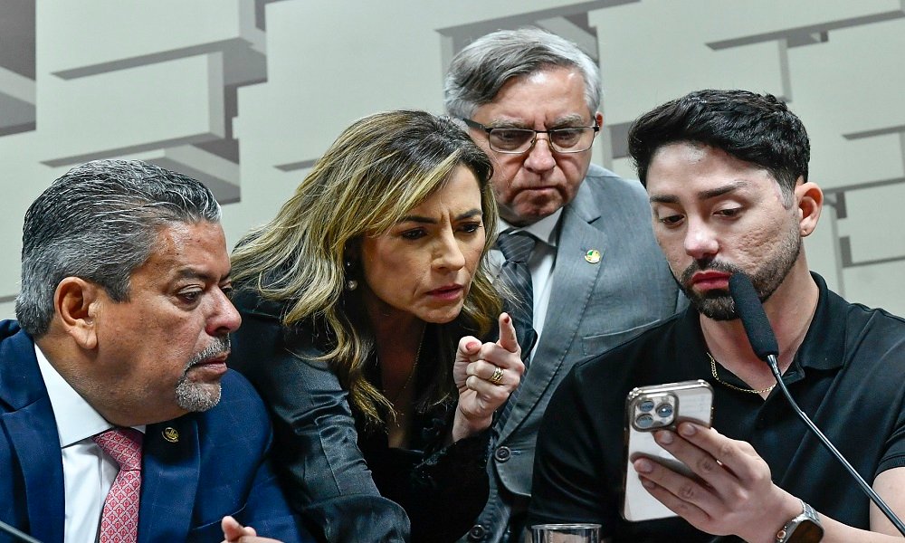 Influenciador aposta ao vivo na CPI das Bets e reforça o perigo do Tigrinho